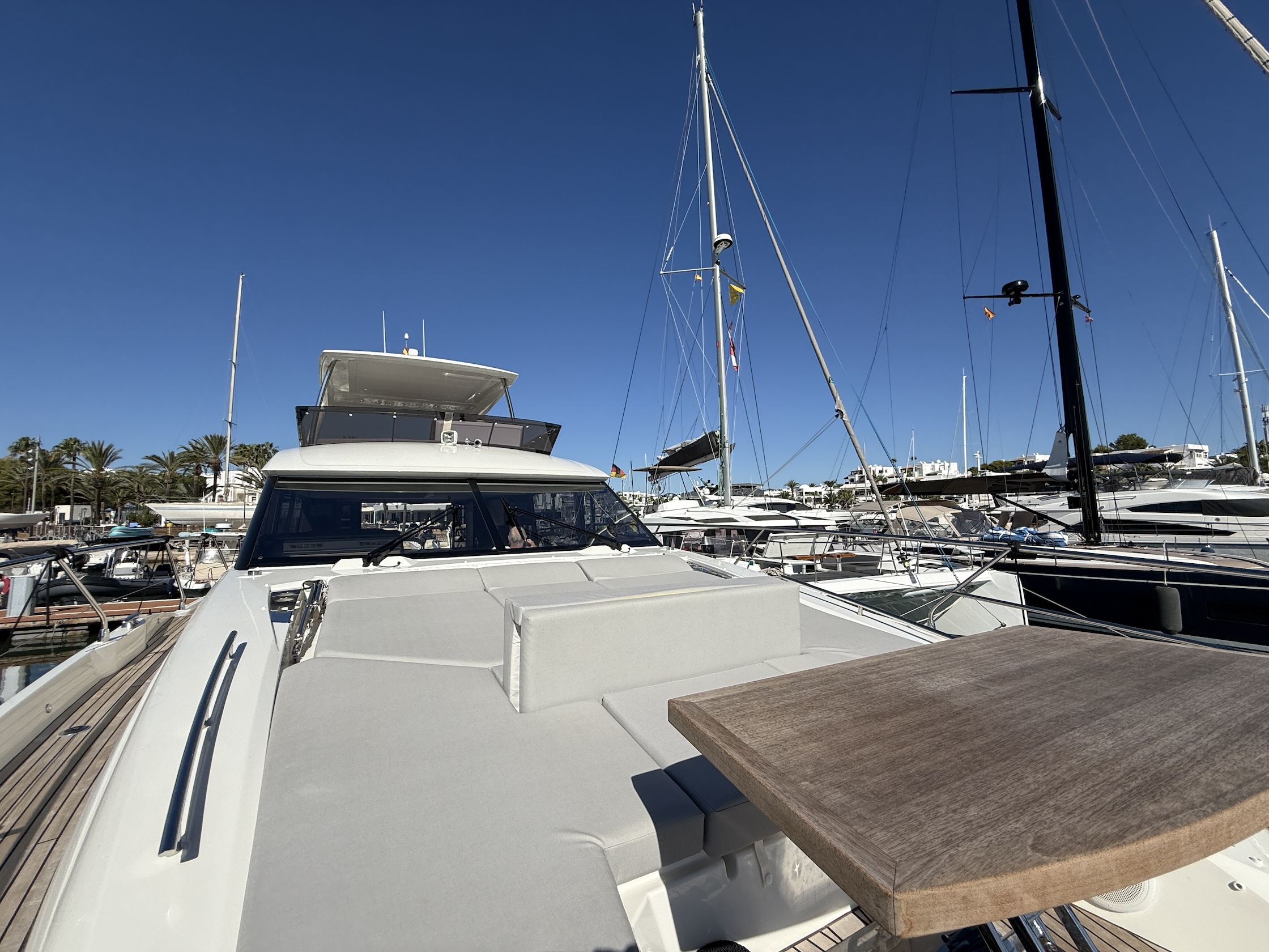 Prestige 590 for sale - ONE STEP CLOSER foredeck and seating area